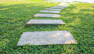 9 Steps on How to Lay Stepping Stone Pavers Easily: DIY Tips