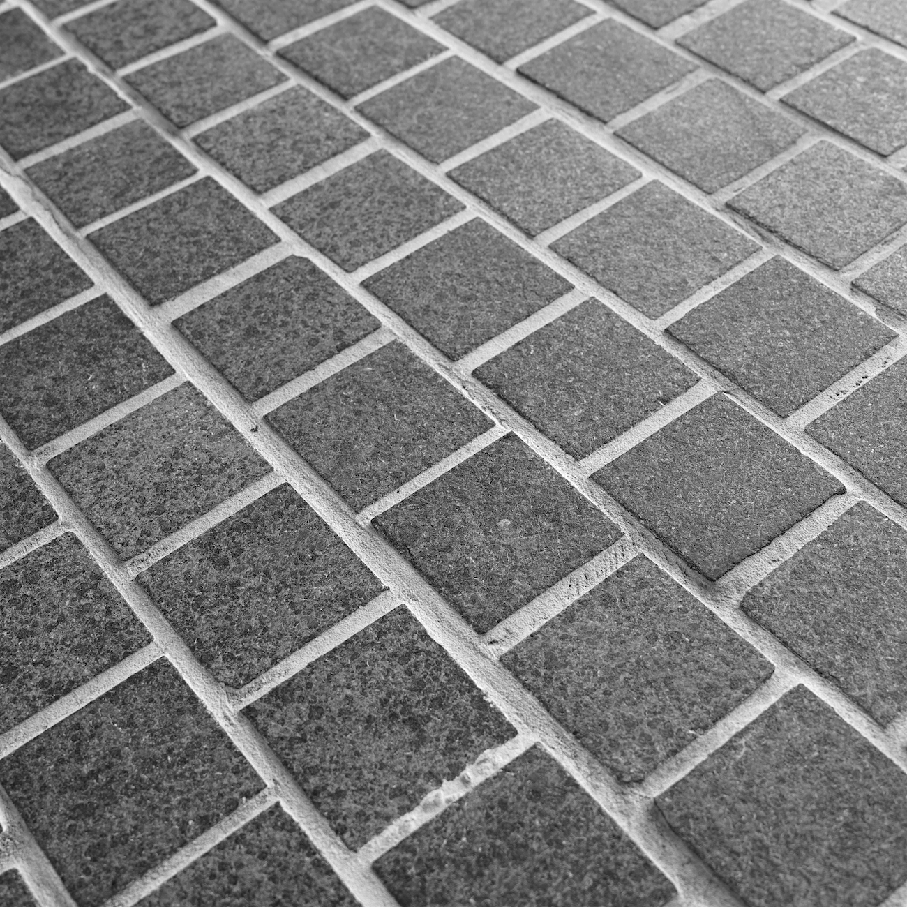 Raven Black Granite Mesh Back Cobblestone