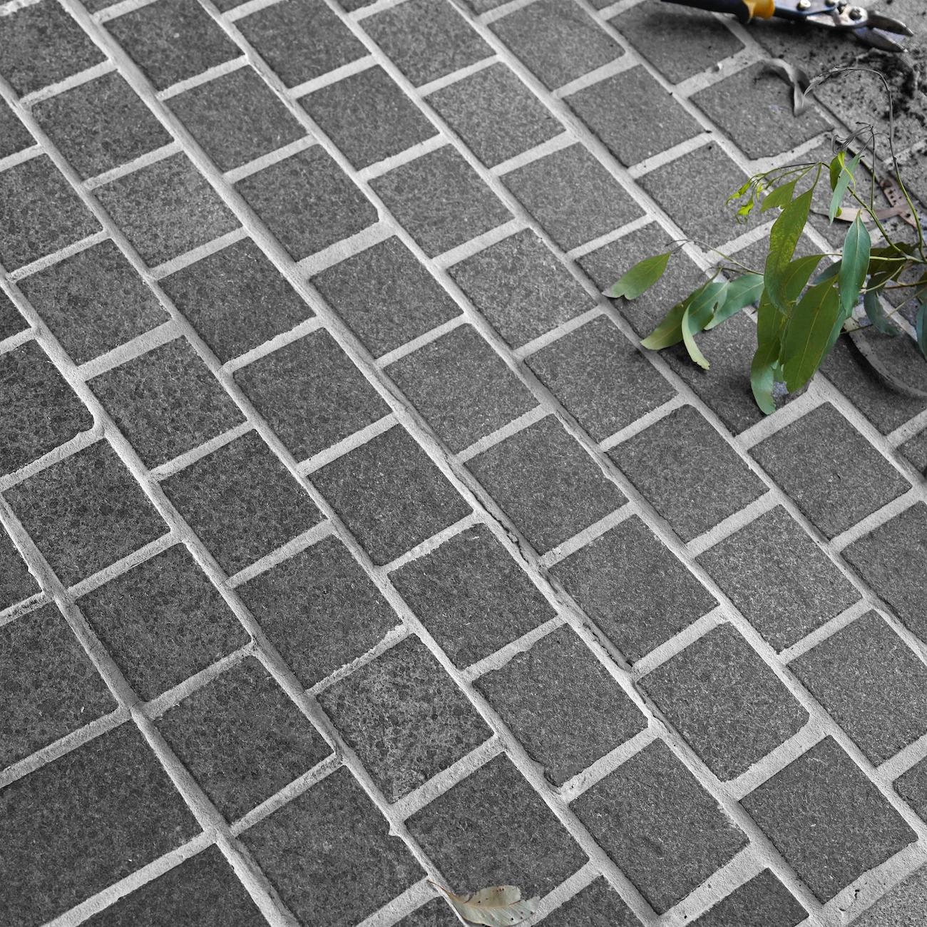 Raven Black Granite Mesh Back Cobblestone